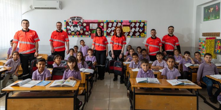 UÇAK KOLTUĞUNDAN ÖĞRENCİLERE ÇANTA!