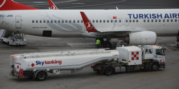 BİR BOEING 777-300 UÇAĞI İSTANBUL-NEW YORK UÇUŞUNDA 3,5 TANKER YAKIT TÜKETİYOR!
