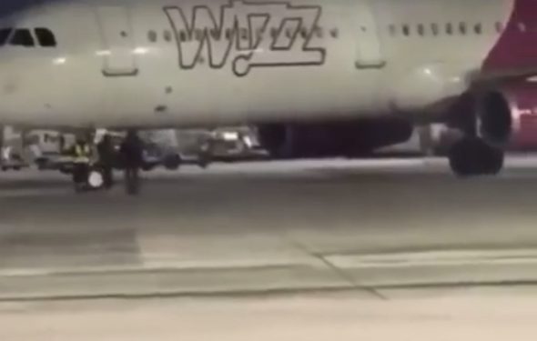 Uçağa geç kalan 2 Romen yolcu pistte uçağın peşinden koştu!