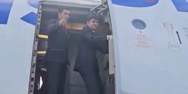 THY’nin Kabin Memurlarının Uçağın Kapısıyla Yaşadıkları Zorlu Sınav!