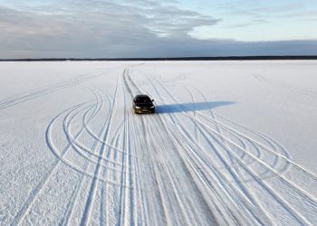 Estonya’daki Bu “Buz Yolu”nda Emniyet Kemeri Takmak Yasak!