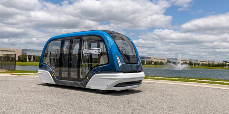 Newark Havalimanı’nda otonom servis aracı…