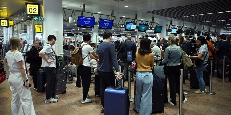 Pasaportu Olan Türk Vatandaşı İlla Bu Kuyruğa Girecek!