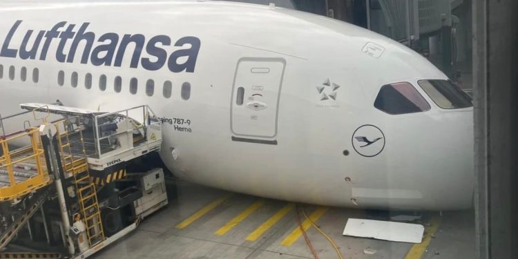 Lufthansa’nın Yeni Dreamliner’ı Çöktü