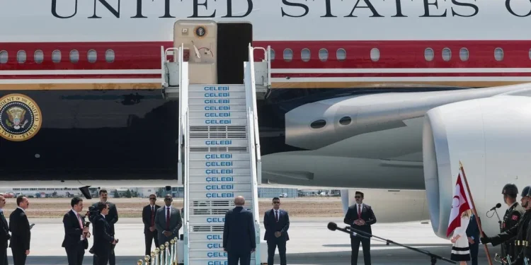 Trump’ın Air Force One’ının Önüne Geçen Merdiven! Özcan YAŞAR Yazdı…