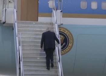Trump’ın Uçağının Merdiveni Değişti Logo Krizi Çözüldü