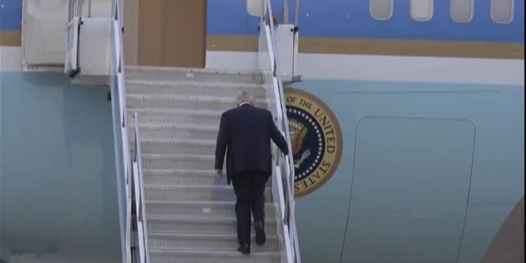 Trump’ın Uçağının Merdiveni Değişti Logo Krizi Çözüldü